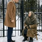 Nakon sahrane svoje supruge, milioner je krenuo prema svom automobilu i u blizini kapije groblja ugledao siromašnu staricu. Zaustavio se, izvadio nekoliko novčanica iz novčanika i šutke joj ih pružio. Nakon sahrane svoje supruge, milioner je krenuo prema svom automobilu i u blizini kapije groblja ugledao siromašnu staricu. Zaustavio se, izvadio nekoliko novčanica iz novčanika i šutke joj ih pružio. - featured image