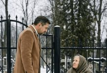 Nakon sahrane svoje supruge, milioner je krenuo prema svom automobilu i u blizini kapije groblja ugledao siromašnu staricu. Zaustavio se, izvadio nekoliko novčanica iz novčanika i šutke joj ih pružio. Nakon sahrane svoje supruge, milioner je krenuo prema svom automobilu i u blizini kapije groblja ugledao siromašnu staricu. Zaustavio se, izvadio nekoliko novčanica iz novčanika i šutke joj ih pružio. - featured image