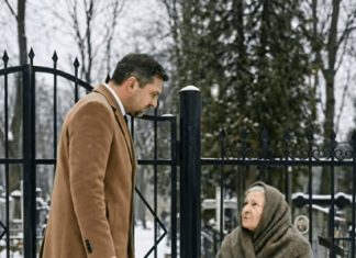 Nakon sahrane svoje supruge, milioner je krenuo prema svom automobilu i u blizini kapije groblja ugledao siromašnu staricu. Zaustavio se, izvadio nekoliko novčanica iz novčanika i šutke joj ih pružio. Nakon sahrane svoje supruge, milioner je krenuo prema svom automobilu i u blizini kapije groblja ugledao siromašnu staricu. Zaustavio se, izvadio nekoliko novčanica iz novčanika i šutke joj ih pružio. - featured image