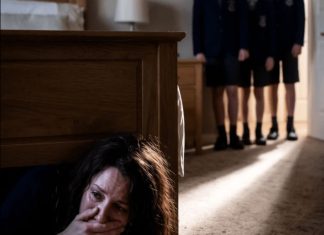 Sakrila sam se ispod kreveta i čula istinu koju nijedna majka ne želi da zna Sakrila sam se ispod kreveta i čula istinu koju nijedna majka ne želi da zna - featured image