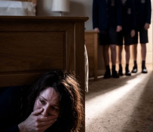 Sakrila sam se ispod kreveta i čula istinu koju nijedna majka ne želi da zna Sakrila sam se ispod kreveta i čula istinu koju nijedna majka ne želi da zna - featured image