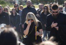 ĆERKU SAŠE POPOVIĆA NA GROBU SAČEKAO OVAJ ČOVEK! Uručio joj kovertu, Aleksandra se slomila kad je otvorila: Evo šta je bilo u njoj ĆERKU SAŠE POPOVIĆA NA GROBU SAČEKAO OVAJ ČOVEK! Uručio joj kovertu, Aleksandra se slomila kad je otvorila: Evo šta je bilo u njoj - featured image