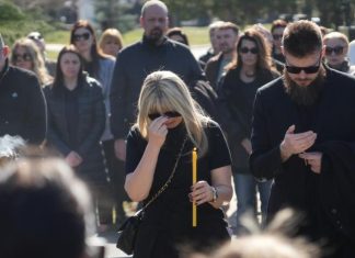 ĆERKU SAŠE POPOVIĆA NA GROBU SAČEKAO OVAJ ČOVEK! Uručio joj kovertu, Aleksandra se slomila kad je otvorila: Evo šta je bilo u njoj ĆERKU SAŠE POPOVIĆA NA GROBU SAČEKAO OVAJ ČOVEK! Uručio joj kovertu, Aleksandra se slomila kad je otvorila: Evo šta je bilo u njoj - featured image