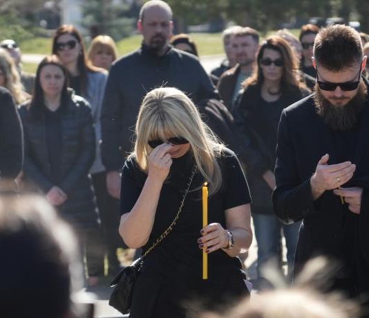 ĆERKU SAŠE POPOVIĆA NA GROBU SAČEKAO OVAJ ČOVEK! Uručio joj kovertu, Aleksandra se slomila kad je otvorila: Evo šta je bilo u njoj ĆERKU SAŠE POPOVIĆA NA GROBU SAČEKAO OVAJ ČOVEK! Uručio joj kovertu, Aleksandra se slomila kad je otvorila: Evo šta je bilo u njoj - featured image