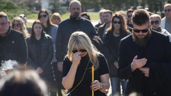 ĆERKU SAŠE POPOVIĆA NA GROBU SAČEKAO OVAJ ČOVEK! Uručio joj kovertu, Aleksandra se slomila kad je otvorila: Evo šta je bilo u njoj ĆERKU SAŠE POPOVIĆA NA GROBU SAČEKAO OVAJ ČOVEK! Uručio joj kovertu, Aleksandra se slomila kad je otvorila: Evo šta je bilo u njoj - featured image