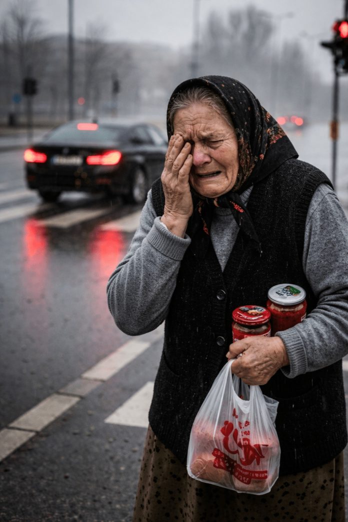 Sin je izbacio majku iz auta na kišu jer je ‘sramoti pred devojkom’: Taksista je stao, povezao je besplatno, a ujutru ga je dočekalo iznenađenje…. - featured image