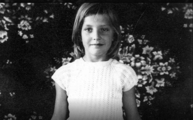 Pevala je Titu na uvce, izgubila je brata, muža, pa oca: Danas vedri i oblači estradnim nebom, znate li ko je ona? Pevala je Titu na uvce, izgubila je brata, muža, pa oca: Danas vedri i oblači estradnim nebom, znate li ko je ona? - featured image