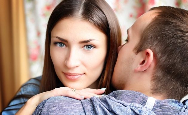 Muškarci gube glavu kada žene rade ove 3 stvari Muškarci gube glavu kada žene rade ove 3 stvari - featured image