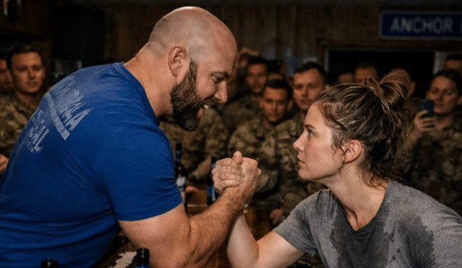 U baru za vojnike, muškarac je namerno prosuo vodu po meni, a zatim me izazvao da testiram svoju snagu u meču u rvanju rukama. Bio je siguran da sam samo obična domaćica, ali nije imao pojma ko sam zapravo i šta sve mogu 😱😨 U baru za vojnike, muškarac je namerno prosuo vodu po meni, a zatim me izazvao da testiram svoju snagu u meču u rvanju rukama. Bio je siguran da sam samo obična domaćica, ali nije imao pojma ko sam zapravo i šta sve mogu 😱😨 - featured image