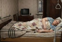 Nisam svojoj paraliziranoj svekrvi rekao da su u stanu postavljene skrivene kamere da bih shvatio kako se ponaša kada niko nije kod kuće Nisam svojoj paraliziranoj svekrvi rekao da su u stanu postavljene skrivene kamere da bih shvatio kako se ponaša kada niko nije kod kuće - featured image