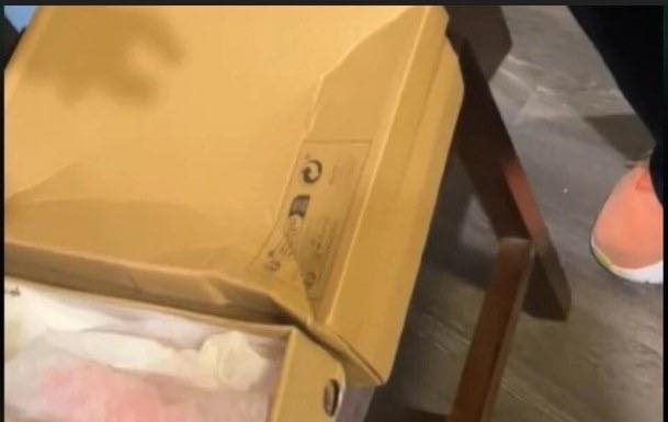 Žena naručila papuče preko Temu-a, kada su joj stigle, umelo nije doživela šlog! Prevrnula se na glavu kada je… Žena naručila papuče preko Temu-a, kada su joj stigle, umelo nije doživela šlog! Prevrnula se na glavu kada je… - featured image