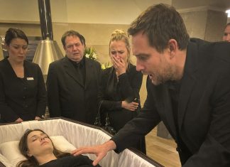 Htjeli su kremirati njegovu trudnu ženu, ali on je molio da još jednom otvore lijes. Kad joj se trbuh pomaknuo, zaustavio je sve, ni ne sluteći kakvu će jezivu obiteljsku tajnu otkriti. Htjeli su kremirati njegovu trudnu ženu, ali on je molio da još jednom otvore lijes. Kad joj se trbuh pomaknuo, zaustavio je sve, ni ne sluteći kakvu će jezivu obiteljsku tajnu otkriti. - featured image