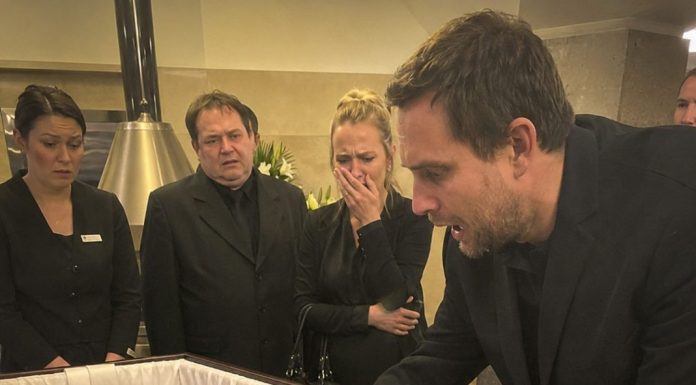 Htjeli su kremirati njegovu trudnu ženu, ali on je molio da još jednom otvore lijes. Kad joj se trbuh pomaknuo, zaustavio je sve, ni ne sluteći kakvu će jezivu obiteljsku tajnu otkriti. Htjeli su kremirati njegovu trudnu ženu, ali on je molio da još jednom otvore lijes. Kad joj se trbuh pomaknuo, zaustavio je sve, ni ne sluteći kakvu će jezivu obiteljsku tajnu otkriti. - featured image