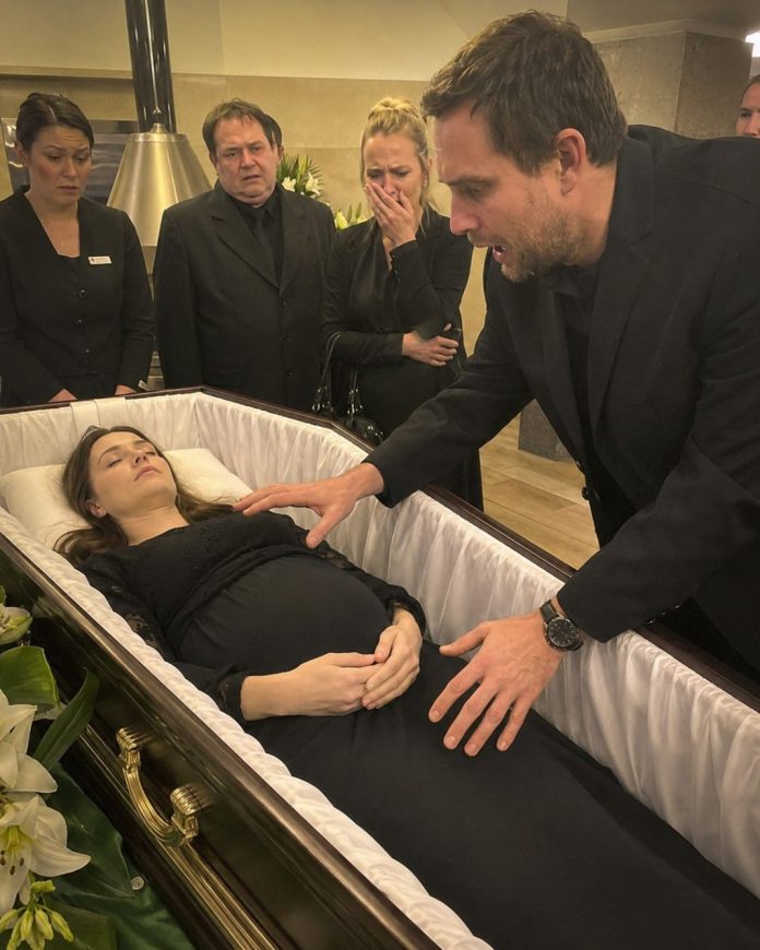Htjeli su kremirati njegovu trudnu ženu, ali on je molio da još jednom otvore lijes. Kad joj se trbuh pomaknuo, zaustavio je sve, ni ne sluteći kakvu će jezivu obiteljsku tajnu otkriti. - featured image