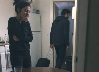 Muž je ubacio moj pozitivan test za trudnoću u čašu vode i rekao: “Neka se namoči, kao i tvoja laž. Ja sam napravio vazektomiju.” Muž je ubacio moj pozitivan test za trudnoću u čašu vode i rekao: “Neka se namoči, kao i tvoja laž. Ja sam napravio vazektomiju.” - featured image