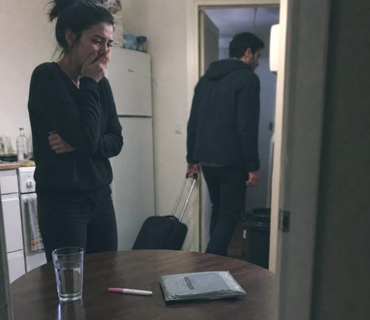 Muž je ubacio moj pozitivan test za trudnoću u čašu vode i rekao: “Neka se namoči, kao i tvoja laž. Ja sam napravio vazektomiju.” Muž je ubacio moj pozitivan test za trudnoću u čašu vode i rekao: “Neka se namoči, kao i tvoja laž. Ja sam napravio vazektomiju.” - featured image
