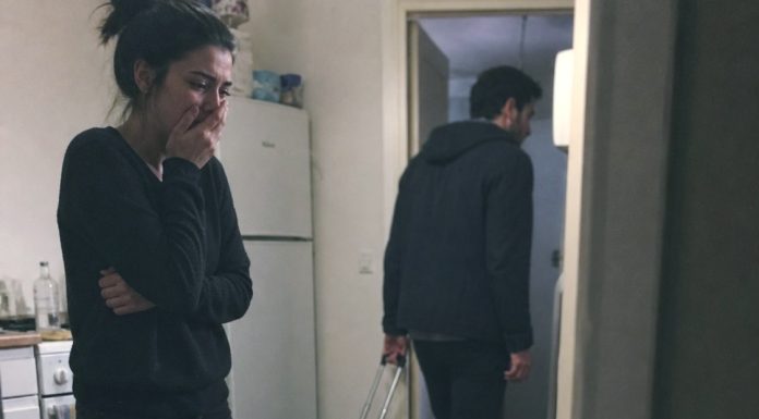 Muž je ubacio moj pozitivan test za trudnoću u čašu vode i rekao: “Neka se namoči, kao i tvoja laž. Ja sam napravio vazektomiju.” Muž je ubacio moj pozitivan test za trudnoću u čašu vode i rekao: “Neka se namoči, kao i tvoja laž. Ja sam napravio vazektomiju.” - featured image