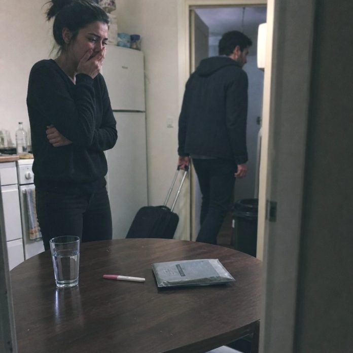 Muž je ubacio moj pozitivan test za trudnoću u čašu vode i rekao: “Neka se namoči, kao i tvoja laž. Ja sam napravio vazektomiju.” - featured image
