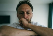 4 znaka odaju površnog muškarca: Tvrde psiholozi 4 znaka odaju površnog muškarca: Tvrde psiholozi - featured image