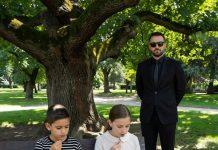 Pratio je svog 12-godišnjeg sina nakon škole, očekujući da će ga uhvatiti u laži… Ali ono što je otkrio na klupi u parku ostavilo ga je potpuno bez riječi… Pratio je svog 12-godišnjeg sina nakon škole, očekujući da će ga uhvatiti u laži… Ali ono što je otkrio na klupi u parku ostavilo ga je potpuno bez riječi… - featured image