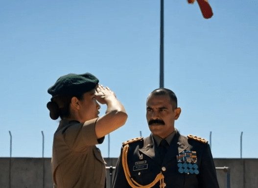 Pukovnik, nadimkom Čekić, koga su se svi plašili u vojnoj akademiji, ponizio je mladu rekrutkinju i primorao je da klekne pred čitavom kompanijom… ali kada je devojka tiho izvukla OVE stvari iz džepa, celo poligonsko dvorište zaledilo se u šoku 😳 Pukovnik, nadimkom Čekić, koga su se svi plašili u vojnoj akademiji, ponizio je mladu rekrutkinju i primorao je da klekne pred čitavom kompanijom… ali kada je devojka tiho izvukla OVE stvari iz džepa, celo poligonsko dvorište zaledilo se u šoku 😳 - featured image
