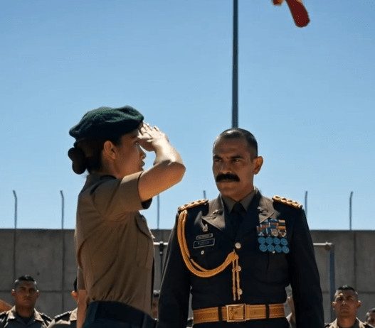 Pukovnik, nadimkom Čekić, koga su se svi plašili u vojnoj akademiji, ponizio je mladu rekrutkinju i primorao je da klekne pred čitavom kompanijom… ali kada je devojka tiho izvukla OVE stvari iz džepa, celo poligonsko dvorište zaledilo se u šoku 😳 Pukovnik, nadimkom Čekić, koga su se svi plašili u vojnoj akademiji, ponizio je mladu rekrutkinju i primorao je da klekne pred čitavom kompanijom… ali kada je devojka tiho izvukla OVE stvari iz džepa, celo poligonsko dvorište zaledilo se u šoku 😳 - featured image