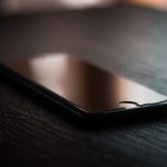 Mislili ste da vas vara ili da skriva poruke: Šta zapravo znači kada neko drži telefon okrenut ekranom nadole? Mislili ste da vas vara ili da skriva poruke: Šta zapravo znači kada neko drži telefon okrenut ekranom nadole? - featured image