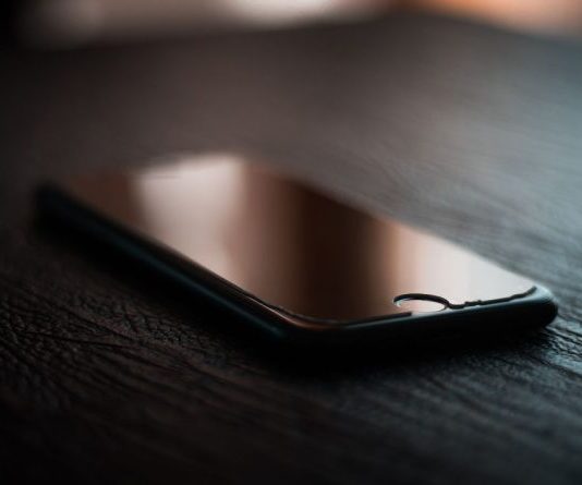 Mislili ste da vas vara ili da skriva poruke: Šta zapravo znači kada neko drži telefon okrenut ekranom nadole? Mislili ste da vas vara ili da skriva poruke: Šta zapravo znači kada neko drži telefon okrenut ekranom nadole? - featured image