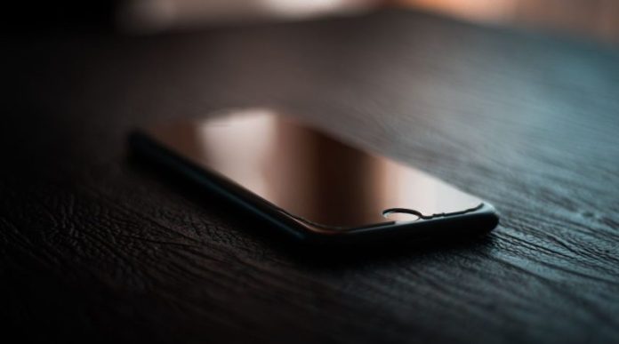 Mislili ste da vas vara ili da skriva poruke: Šta zapravo znači kada neko drži telefon okrenut ekranom nadole? - featured image