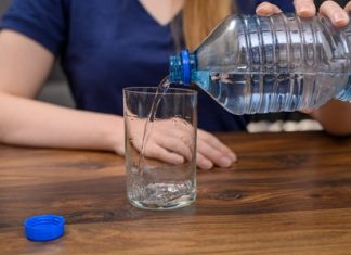 Da li je bezbedno piti vodu od juče? Stručnjaci kažu da može biti opasnije nego što mislite, evo zašto Da li je bezbedno piti vodu od juče? Stručnjaci kažu da može biti opasnije nego što mislite, evo zašto - featured image