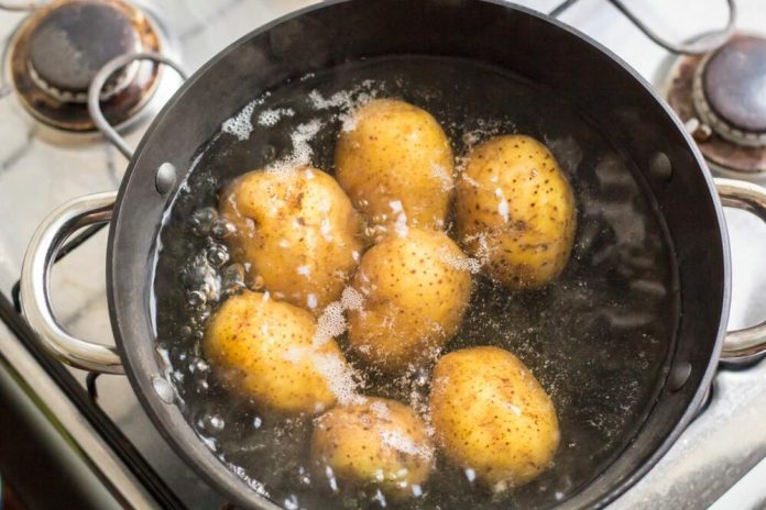 ŽENE ZAPIŠITE 0VAJ RECEPT: VODA OD KUHANOG KROMPIIRA ĆE RIJEŠITI VAŠ NAJVEĆI PROBLEM - featured image ŽENE ZAPIŠITE 0VAJ RECEPT: VODA OD KUHANOG KROMPIIRA ĆE RIJEŠITI VAŠ NAJVEĆI PROBLEM - featured image