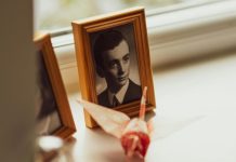 ZAŠTO NE TREBA DRŽATI FOTOGRAFIJE UMRLIH LJUDI U KUĆI Razlog će vas zapanjiti! ZAŠTO NE TREBA DRŽATI FOTOGRAFIJE UMRLIH LJUDI U KUĆI Razlog će vas zapanjiti! - featured image