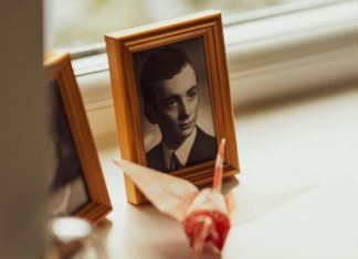 ZAŠTO NE TREBA DRŽATI FOTOGRAFIJE UMRLIH LJUDI U KUĆI Razlog će vas zapanjiti! ZAŠTO NE TREBA DRŽATI FOTOGRAFIJE UMRLIH LJUDI U KUĆI Razlog će vas zapanjiti! - featured image