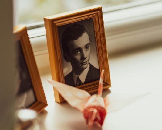 ZAŠTO NE TREBA DRŽATI FOTOGRAFIJE UMRLIH LJUDI U KUĆI Razlog će vas zapanjiti! ZAŠTO NE TREBA DRŽATI FOTOGRAFIJE UMRLIH LJUDI U KUĆI Razlog će vas zapanjiti! - featured image