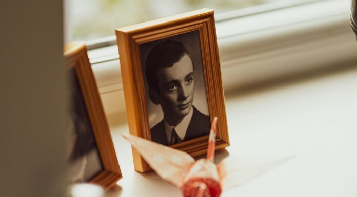 ZAŠTO NE TREBA DRŽATI FOTOGRAFIJE UMRLIH LJUDI U KUĆI Razlog će vas zapanjiti! ZAŠTO NE TREBA DRŽATI FOTOGRAFIJE UMRLIH LJUDI U KUĆI Razlog će vas zapanjiti! - featured image