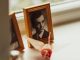 ZAŠTO NE TREBA DRŽATI FOTOGRAFIJE UMRLIH LJUDI U KUĆI Razlog će vas zapanjiti! ZAŠTO NE TREBA DRŽATI FOTOGRAFIJE UMRLIH LJUDI U KUĆI Razlog će vas zapanjiti! - featured image