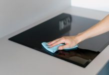 ŽENA PODIJELILA TRIK I ODUŠEVILA SVE: Evo kako se čisti keramička ploča, zaboravite na kupovna sredstva – OVAKO ĆE BITI BLISTAVA I BEZ MRLJE (RECEPT) ŽENA PODIJELILA TRIK I ODUŠEVILA SVE: Evo kako se čisti keramička ploča, zaboravite na kupovna sredstva – OVAKO ĆE BITI BLISTAVA I BEZ MRLJE (RECEPT) - featured image