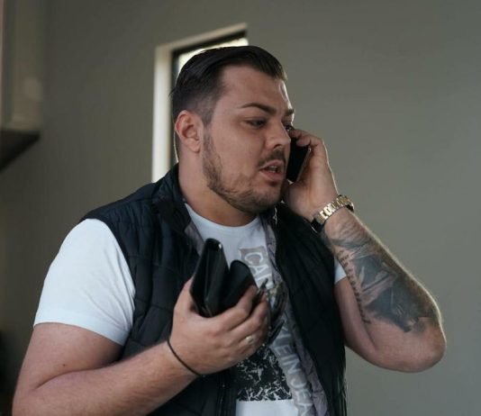 PROCURILA SLIKA NA KOJOJ JE SLOBA VASIĆ OBUČEN KAO MONAH: Fotografija sa Ostroga začudila NACIJU, skrenuo totalno… (FOTO) PROCURILA SLIKA NA KOJOJ JE SLOBA VASIĆ OBUČEN KAO MONAH: Fotografija sa Ostroga začudila NACIJU, skrenuo totalno… (FOTO) - featured image