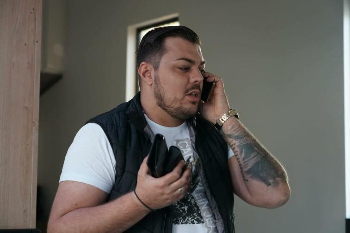 PROCURILA SLIKA NA KOJOJ JE SLOBA VASIĆ OBUČEN KAO MONAH: Fotografija sa Ostroga začudila NACIJU, skrenuo totalno… (FOTO) - featured image