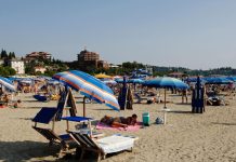 DA LI JE MOGUĆE?!DA LI OVO RADE OD 7 UJUTRU… Skandal na hrvatskoj plaži, LJUDI ZGROŽENI PRIZOROM DA LI JE MOGUĆE?!DA LI OVO RADE OD 7 UJUTRU… Skandal na hrvatskoj plaži, LJUDI ZGROŽENI PRIZOROM - featured image
