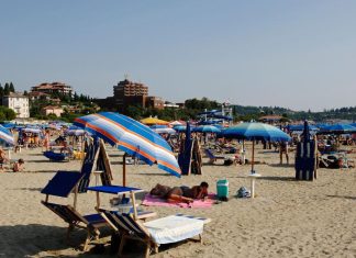 DA LI JE MOGUĆE?!DA LI OVO RADE OD 7 UJUTRU… Skandal na hrvatskoj plaži, LJUDI ZGROŽENI PRIZOROM DA LI JE MOGUĆE?!DA LI OVO RADE OD 7 UJUTRU… Skandal na hrvatskoj plaži, LJUDI ZGROŽENI PRIZOROM - featured image
