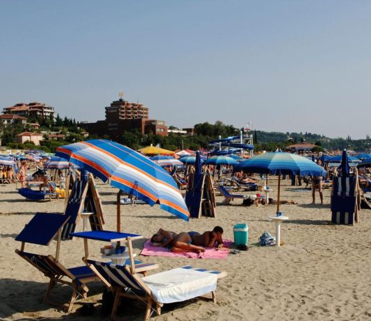 DA LI JE MOGUĆE?!DA LI OVO RADE OD 7 UJUTRU… Skandal na hrvatskoj plaži, LJUDI ZGROŽENI PRIZOROM DA LI JE MOGUĆE?!DA LI OVO RADE OD 7 UJUTRU… Skandal na hrvatskoj plaži, LJUDI ZGROŽENI PRIZOROM - featured image