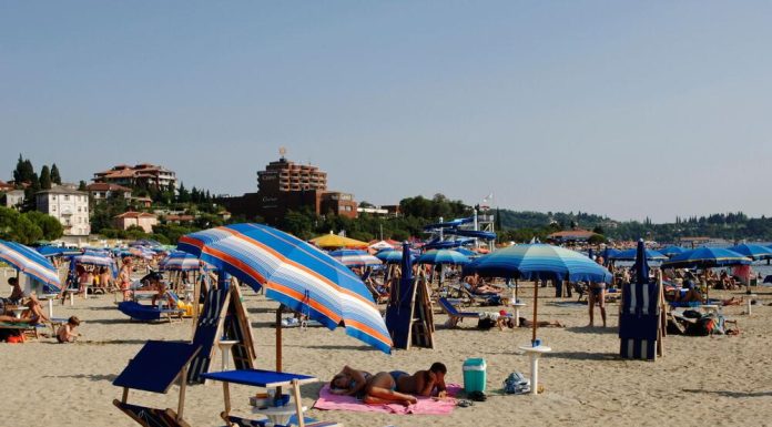 DA LI JE MOGUĆE?!DA LI OVO RADE OD 7 UJUTRU… Skandal na hrvatskoj plaži, LJUDI ZGROŽENI PRIZOROM DA LI JE MOGUĆE?!DA LI OVO RADE OD 7 UJUTRU… Skandal na hrvatskoj plaži, LJUDI ZGROŽENI PRIZOROM - featured image