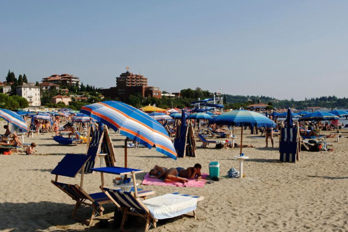 DA LI JE MOGUĆE?!DA LI OVO RADE OD 7 UJUTRU… Skandal na hrvatskoj plaži, LJUDI ZGROŽENI PRIZOROM - featured image DA LI JE MOGUĆE?!DA LI OVO RADE OD 7 UJUTRU… Skandal na hrvatskoj plaži, LJUDI ZGROŽENI PRIZOROM - featured image