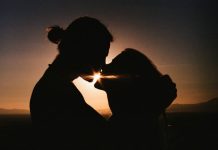 Šta znači kada vas žena poljubi: 6 znakova bliskosti i poverenja Šta znači kada vas žena poljubi: 6 znakova bliskosti i poverenja - featured image