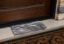 Komad aluminijumske folije stavite ispred kućnih vrata: Preko noći riješićete se velikog problema