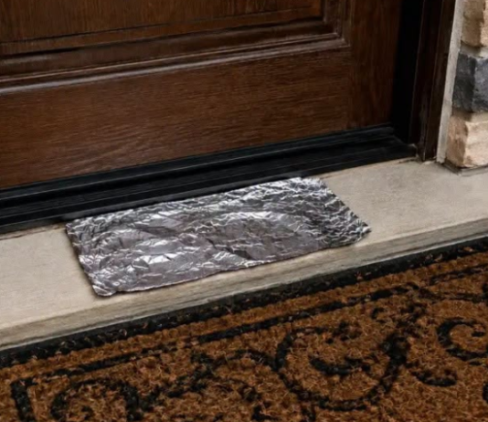 Komad aluminijumske folije stavite ispred kućnih vrata: Preko noći riješićete se velikog problema