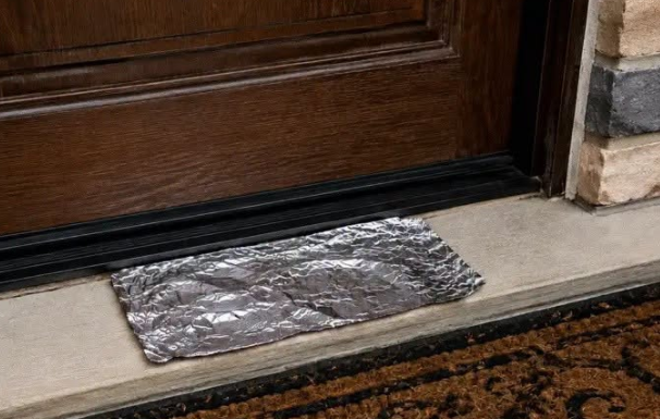 Komad aluminijumske folije stavite ispred kućnih vrata: Preko noći riješićete se velikog problema