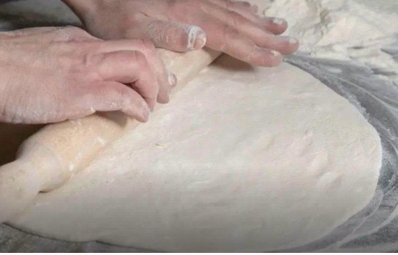 Pekari uvijek rade ovo prije razvlačenja tijesta: Zato kore budu tanke, elastične i ne pucaju Pekari uvijek rade ovo prije razvlačenja tijesta: Zato kore budu tanke, elastične i ne pucaju - featured image
