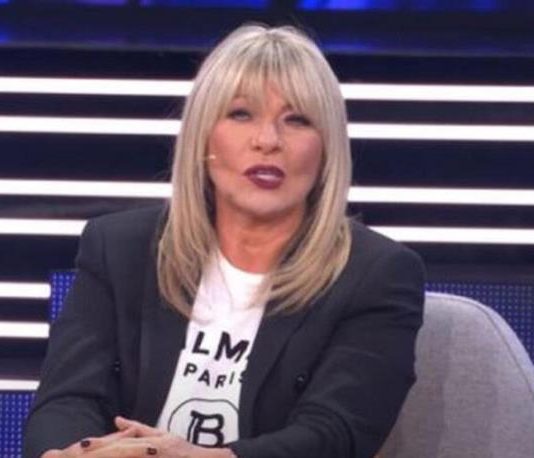 Brzo je prebojela njegovu smrt!! SUZANA JOVANOVIĆ uhvaćena u ZAGRLJAJU našeg popularnog pjevača!!! Brzo je prebojela njegovu smrt!! SUZANA JOVANOVIĆ uhvaćena u ZAGRLJAJU našeg popularnog pjevača!!! - featured image